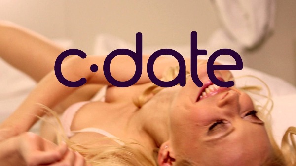 Logo de C-Date, de fondo rubia acostada feliz